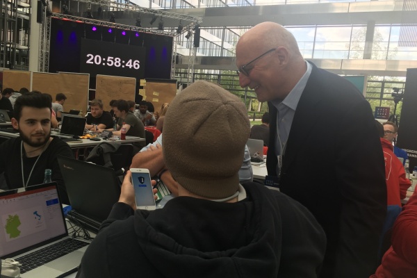 Talanx-Vorstandsvorsitzender Herbert K. Haas beim HackITOver Hackathon